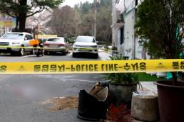 대낮 창원 아파트 상가서 흉기 난동…1명 심정지·1명 중상