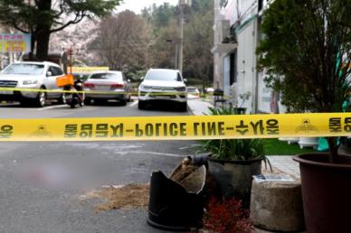 대낮 창원 아파트 상가서 흉기 난동…1명 심정지·1명 중상