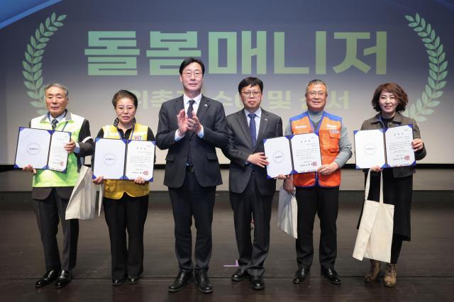 지난 2월 열린 화성시 바로이웃 통합돌봄 돌봄매니저 발대식에서 돌봄매니저들이 위촉장을 받고 있다 사진화성시