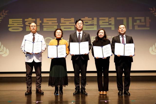 동탄복합문화센터 반석아트홀에서 열린 화성시 바로이웃 통합돌봄 돌봄매니저 발대식에 참석해 위촉장 수여를 기념하고 있다 사진화성시