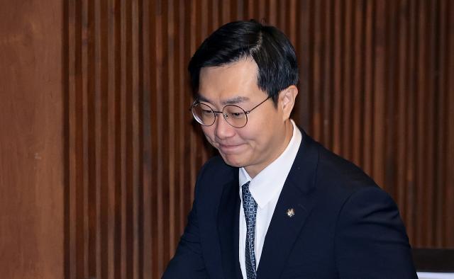 장경태 무소속 의원이 20일 국회에서 열린 3월 임시국회 2차 본회의에서 전날 상정된 검찰 개혁 법안인 공소청법대안에 대한 무제한 토론필리버스터 종결을 위한 투표를 마친 뒤 이동하고 있다사진연합뉴스