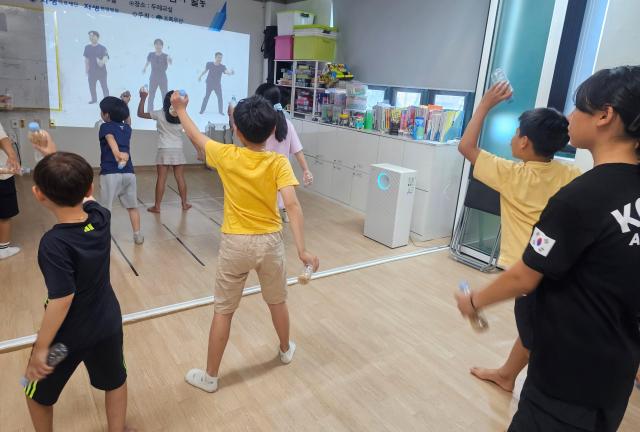 지난해 진행된 아동척추건강지킴이 프로그램에 참여한 아이들이 체조를 따라하고 있다 사진자생한방병원