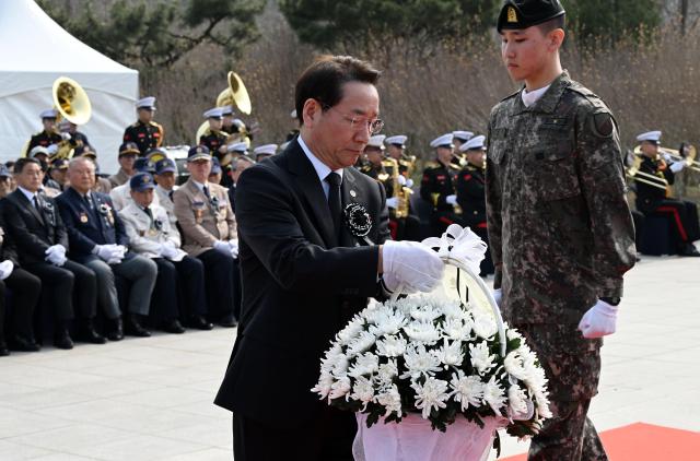 유정복 인천광역시장이 27일 중구 해군 제2함대 기념탑에서 열린 제11회 서해수호의 날 기념식에서 헌화 및 분향을 하고 있다 사진인천시