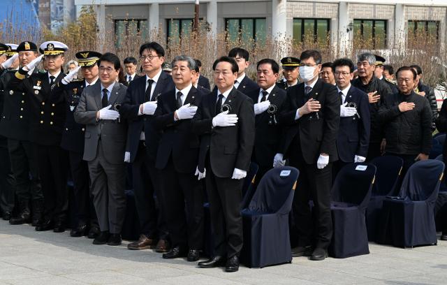 유정복 인천광역시장이 27일 중구 해군 제2함대 기념탑에서 열린 제11회 서해수호의 날 기념식에서 국민의례를 하고 있다 사진인천시