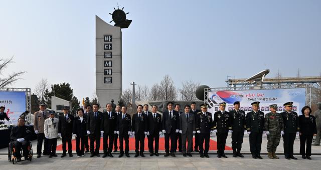 유정복 인천광역시장이 27일 중구 해군 제2함대 기념탑에서 열린 제11회 서해수호의 날 기념식에서 내빈들과 기념촬영을 하고 있다 사진인천시