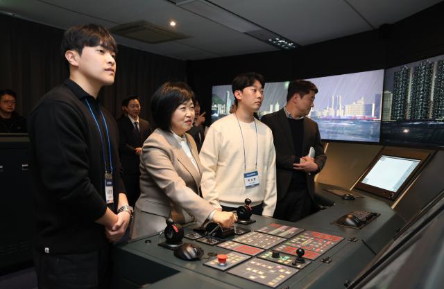 홍소영 병무청장이 지난4일 부산 동구에 위치한 해운업체 지마린서비스를 방문해 승선근무예비역 간담회 후 모의 운항시스템을 체험하고 있다 사진병무청