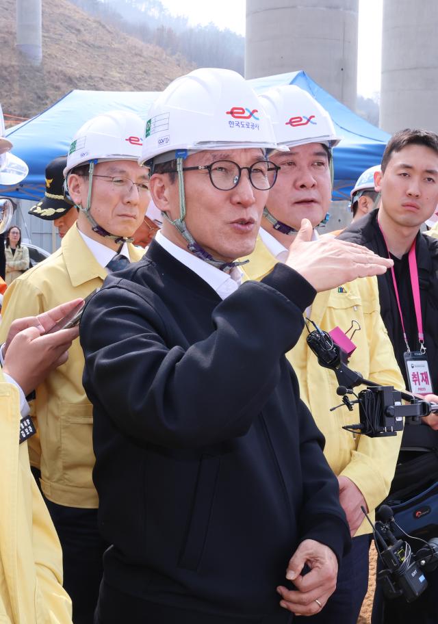 김민석 국무총리가 27일 지난해 2월 교량 붕괴 사고로 사상자가 발생했던 세종-포천고속도로 천안 안성간 청용천교 건설 현장을 방문해 복구 현황과 안전관리 실태 등을 점검하고 있다 사진연합뉴스