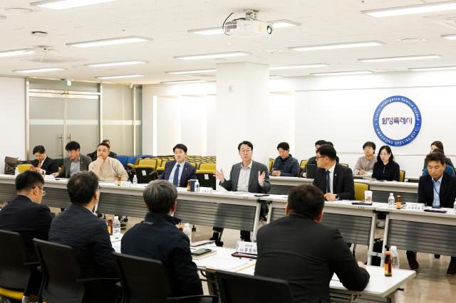 정명근 화성특례시장이 동탄2신도시 교통개선대책 용역 착수보고회에서 관계기관 및 참석자들과 함께 주요 교통 개선 방안을 논의하고 있다 사진화성시