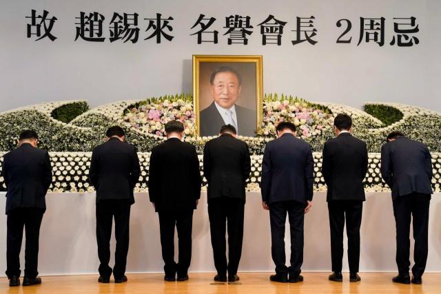 사진 1 29일 서울 마포구 효성 마포본사에서 열린 고 조석래 효성 명예회장 2주기 추모식에서 효성 임직원들이 헌화 후 묵념을 하고 있다jpg