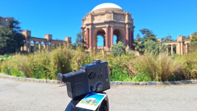 미국 샌프란시스코에 있는 공원 팰리스 오브 파인 아트The Palace of Fine Arts에서 사용한 후지필름 인스탁스 미니 에보 시네마 제품과 인화 사진 모습 사진조성준 기자