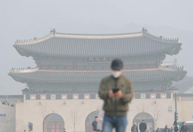  미세먼지 농도가 나쁨 수준을 보이는 27일 서울 광화문이 뿌옇게 보인다 20