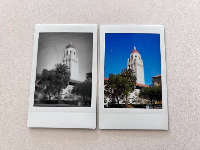 미국 캘리포니아에 위치한 스탠포드 대학교 캠퍼스 상징물 중 하나인 후버 타워Hoover Tower를 1930년대 필터왼쪽와 2020년대 필터로 설정해 인화했다 사진조성준 기자