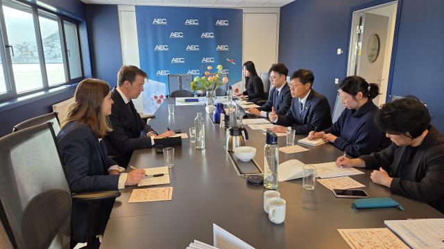 부산항만공사가 북극경제이사회AEC를 방문해 관계자들과 북극권 협력 네트워크 확대 및 물류 협력방안에 대해 논의하고 있다사진부산항만공사
