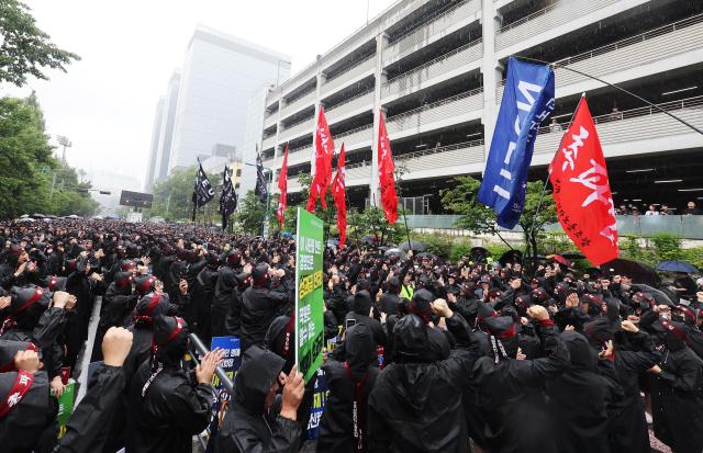 지난 2024년 8일 오전 경기도 화성시 삼성전자 화성사업장 앞에서 열린 전국삼성전자노동조합 총파업 결의대회에서 조합원들이 구호를 외치고 있다