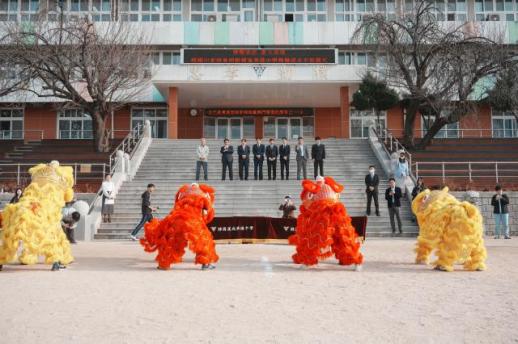 情系侨校·薪火相传——韩国山东商会捐赠汉城华侨中学舞狮道具交接仪式举行