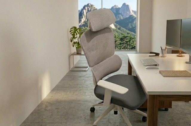 모닝글로리가 처음 출시한 의자 제품 M501 허리를 단단하게 받쳐주고 머리 받침대와 125도 기울여주는 기능이 편안한 휴식을 선사한다 사진조현미 기자