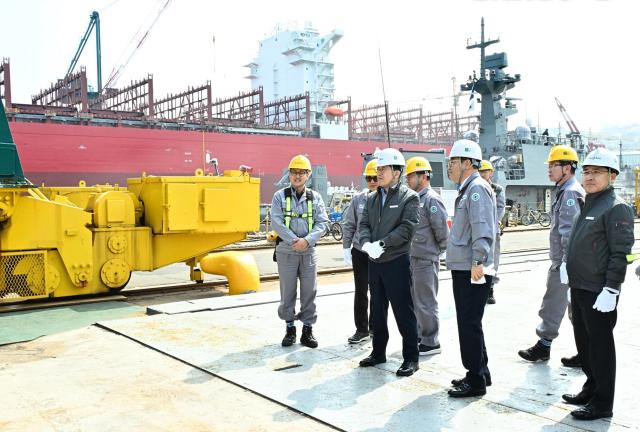  27일 빈대인 BNK금융지주 회장왼쪽에서 두 번째이 HJ중공업 부산 영도조선소를 방문해 해양금융 지원 방향에 대해 논의했다사진연합뉴스