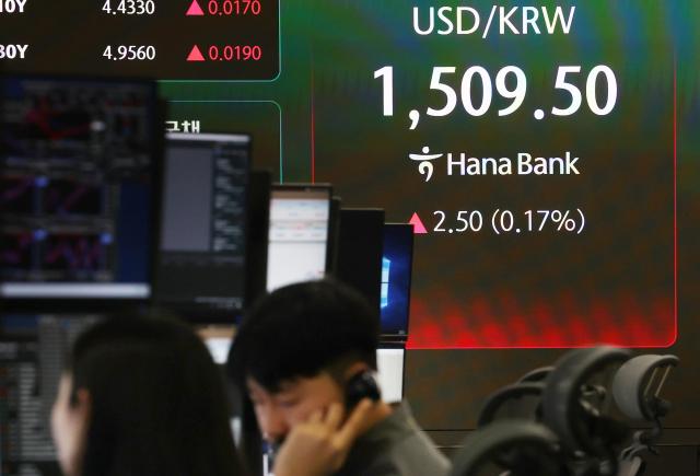 27일 서울 중구 하나은행 본점 딜링룸 전광판에 원달러 환율이 표시돼 있다사진연합뉴스