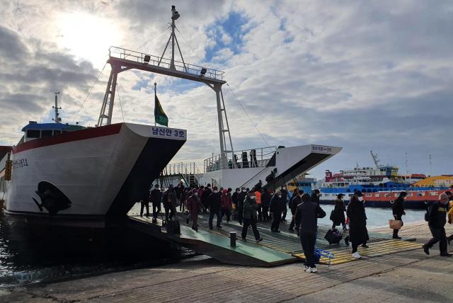 전라남도는 중동정세에 따른 유가 상승에 대응해 섬 지역 주민의 이동과 생활물류비 부담을 줄이기 위해 8개 사업에 276억 원을 투입한다사진전남도