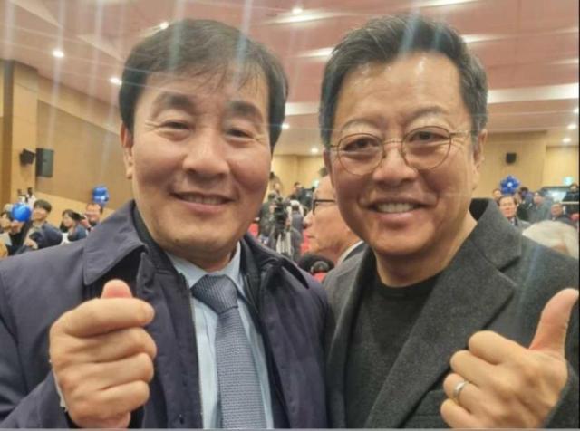 이상웅 민주당 동해시장 예비후보왼쪽가 영화배우 이기영 공동후원회장오른쪽을 위촉하고 있다 사진이동원 기자
