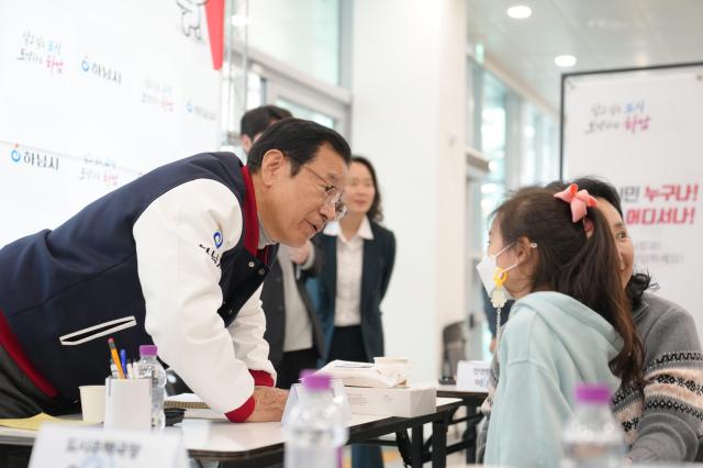 이현재 시장이 27일 감일복합커뮤니티센터에서 개최된 ‘제19회 이동시장실’을 찾은 시민들의 목소리에 귀를 기울이고 있다 사진하남시