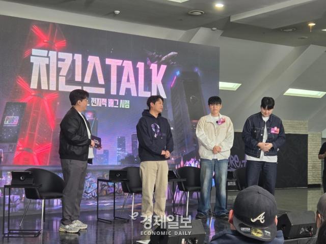 왼쪽부터 지수보이 김태연 크래프톤 배틀그라운드 디렉터 김블루 주키니가 유저들과 소통하고 있다 사진류청빛 기자