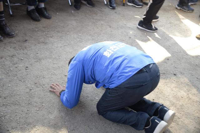 강원 화천군수 선거에 출마한 김세훈 예비후보가 28일 화천읍 선거사무소 개소식에서 지역 어르신들에게 큰절을 하고 있다사진박종석 기자