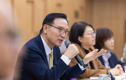 임태희 교육감 현장 중심 교육 강조…직속기관 협의회·보건교사 연수 진행