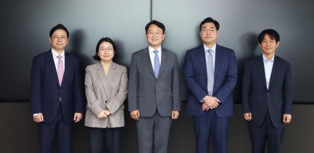 지평의 왼쪽부터이행규 대표변호사 박효민 변호사부센터장 정철 변호사센터장 정민 리더부센터장 임성택 대표변호사 사진법무법인 지평