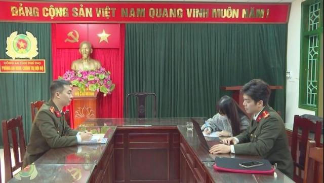 푸토성 경찰이 가짜 뉴스를 배포한 여성과 관련해 조사하는 모습 [사진=푸토성 경찰 제공]