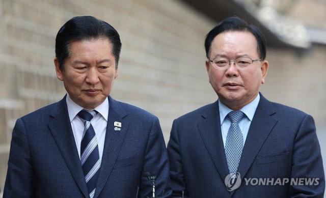 더불어민주당 정청래 대표와 김부겸 전 국무총리가 26일 서울 중구 달개비에서 회동을 마친 뒤 취재진에게 내용을 설명하고 있다 사진연합뉴스