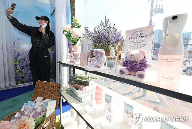 서울 성동구 테토성수플래그십스토어에 열린  팝업스토어 포토존에서 관계자가 셀카를 찍고 있다사진연합뉴스