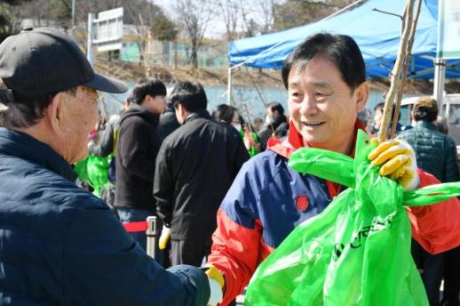 화천군, 30일 민군관 합동 봄맞이 환경정화…식목일 맞아 나무 나눠주기 행사