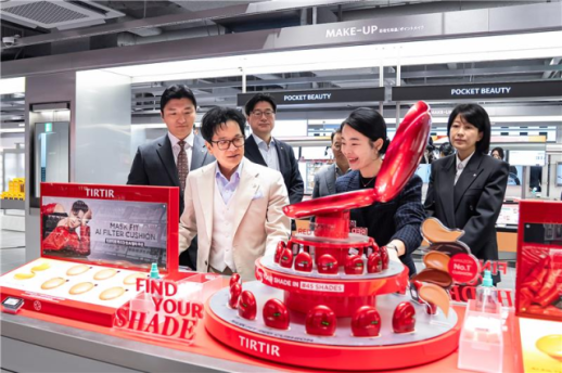 이재현 CJ 회장, 명동 올리브영 현장 점검…美에 K뷰티 생태계 구축