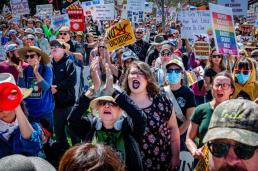 [ASIA BIZ] 다카이치 11조 엔 현찰 보따리… 안보 압박, 경제로 돌려 막았다