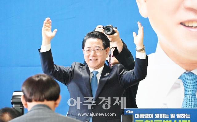 김영록 예비후보가 29일 오전 광주시 서구 광천동 종합터미널 건너편 건물에 선거사무소를 열고 지지자들에게 인사하고 있다 사진박승호 기자 