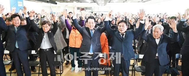 김영록 후보와 지지자들 사진 중앙이 김 후보 그 오른쪽이 이병훈 선거총괄대책본부 본부장 사진김 후보 캠프