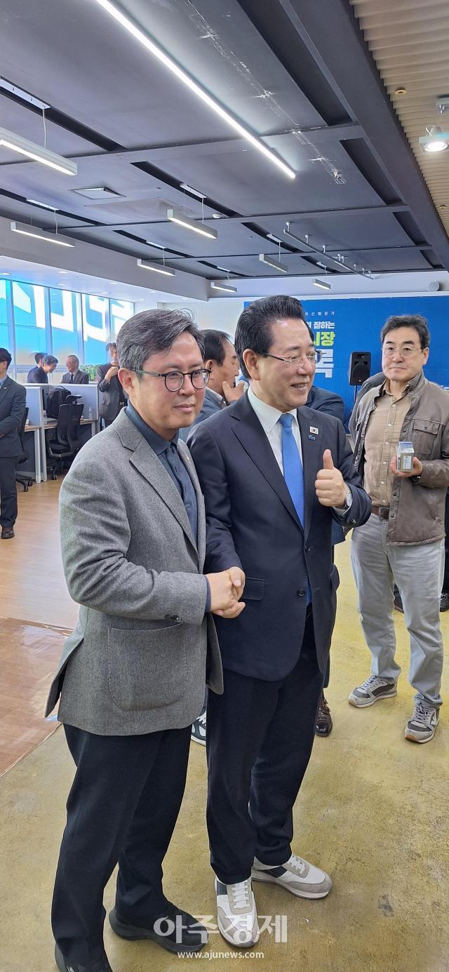 김영록 후보가 더불어민주당 안도걸 의원과 악수하고 있다 사진박승호 기자