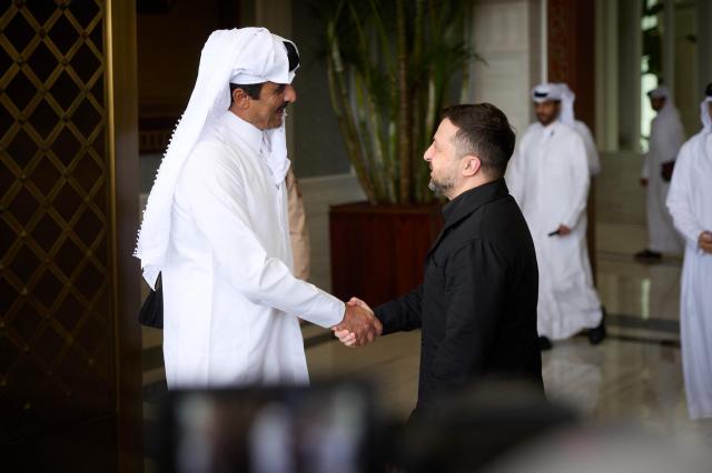 볼로디미르 젤렌스키 우크라이나 대통령이 카타르 도하에서 셰이크 타밈 빈 하마드 알타니 국왕과 회담하고 있다 사진젤렌스키 대통령 엑스 갈무리