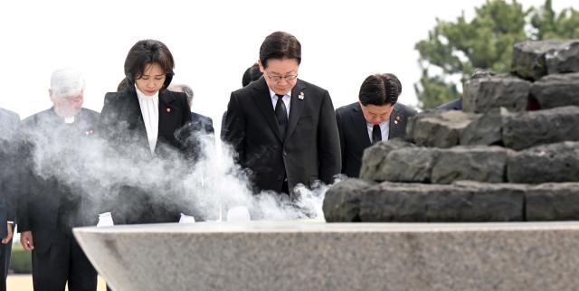 이재명 대통령과 김혜경 여사가 29일 제주 4·3 평화공원에서 분향 후 묵념하고 있다 사진연합뉴스
    