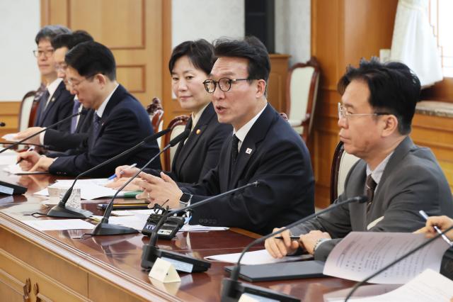 김민석 국무총리가 29일 서울 종로구 정부서울청사에서 열린 비상경제본부회의에서 발언하고 있다 사진연합뉴스