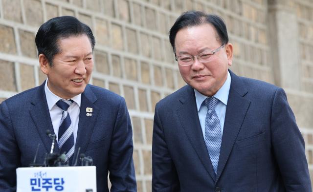 정청래 더불어민주당 대표왼쪽와 김부겸 전 국무총리가 26일 서울 중구 모처에서 회동을 마친 뒤 이동하고 있다 사진연합뉴스