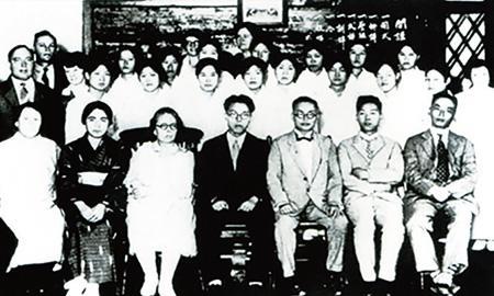 1928년 조선여자의학강습소 개강 당시 기념 사진 아래 왼쪽에서 세 번째가 로제타 셔우드 홀이다