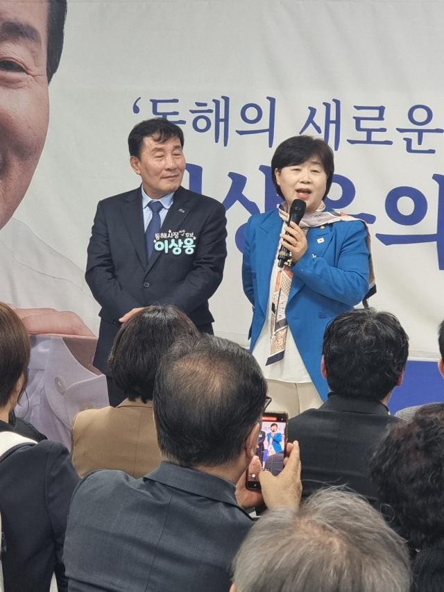 이상웅 더불어민주당 동해시장 예비후보왼쪽와 국회 서영교 의원오른쪽이 지지를 호소하고 있다 사진이동원 기자