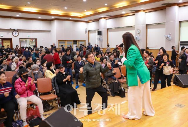 달서구노인복지대학 평생대학원은 지난 18일 달서구노인종합복지관 대강당에서 ‘히든싱어’ 출신 지역 가수 이효진을 초청해 ‘웰다잉Well-Dying 콘서트’를 개최했다사진달서구노인종합복지관 