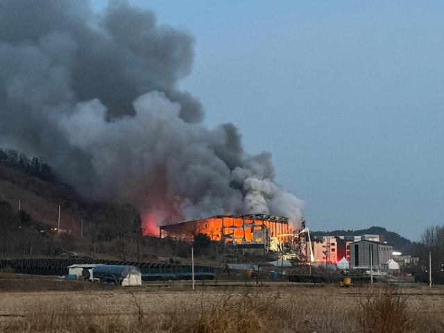 29일 오후 5시 36분께 경기 용인시 처인구의 한 물류창고에서 발생한 화재로 연기가 피어오르고 있다사진연합뉴스
