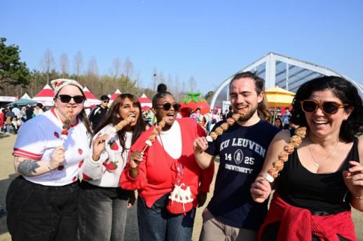 67만 인파 몰렸다… 논산딸기축제, 대한민국 대표 축제로 우뚝