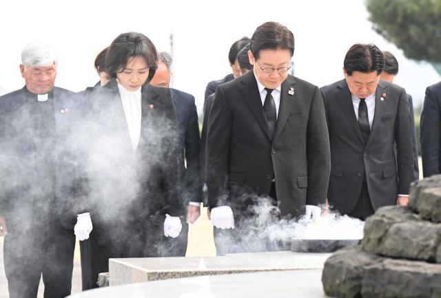이재명 대통령과 김혜경 여사가 29일 제주 4·3 평화공원에서 위령탑에 분향 후 묵념하고 있다 사진연합뉴스