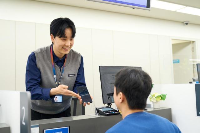 삼성전자서비스 임직원이 서비스를 제공하는 모습 사진삼성전자서비스