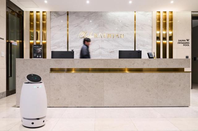서울 서초구 서초 래미안 리더스원 커뮤니티 센터에 설치된 세계 최초의 웰니스 로봇 나무엑스 사진SK인텔릭스